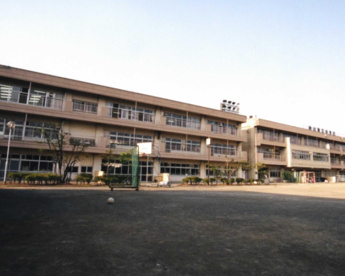 調布市立第三中学校の画像1
