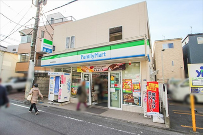 ファミリーマート 南新宿駅前店の画像1