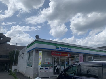 ファミリーマート スリーウェル新横浜店の画像1