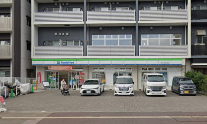 ファミリーマート 横浜子安通三丁目店の画像1