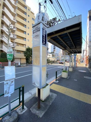 京王バス新宿駅西口行「西新宿小学校」バス停