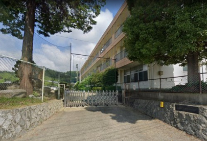 山梨市立岩手小学校の画像1