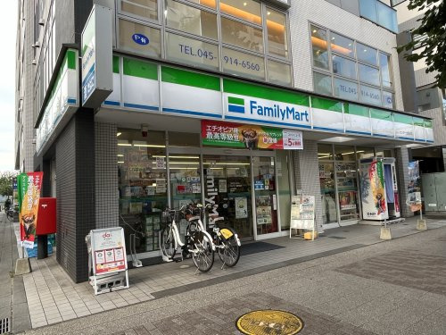 ファミリーマート センター北駅前店
