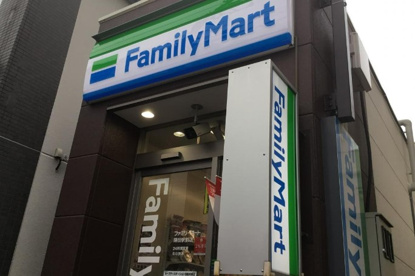 ファミリーマート 蒔田駅前店の画像1