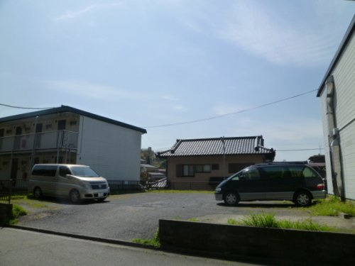 隣の月額11,000円(税込)の駐車場が空いています♪