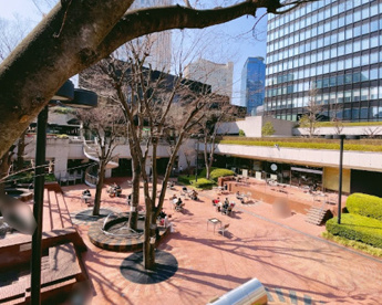 新宿三井ビル南側公開空地 55広場の画像1