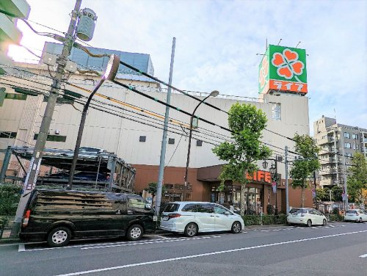 駐車場もある大型スーパーマーケットです。千川通り沿いにあります。売り場は3階まであります。 ライフ 新大塚店の画像1