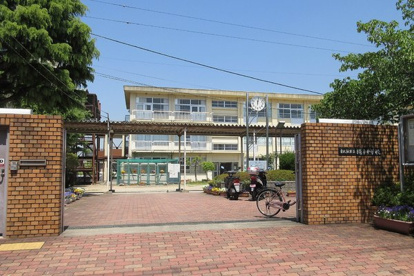 東大阪市縄手中学校の画像1