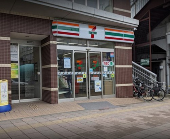 セブンイレブン 横浜反町駅前店の画像1