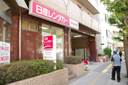 赤い看板の日産レンタカー 日産レンタカーの画像1