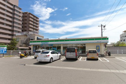 ファミリーマート広本町３丁目店の画像1