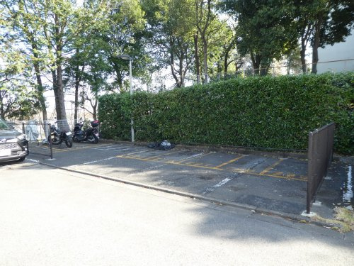 月額１０００円から１５００円の屋根無しバイク置き場