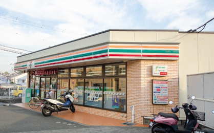 セブンイレブン 横浜六ッ川2丁目店の画像1