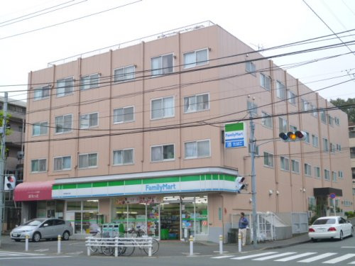 ファミリーマート　　多摩連光寺店