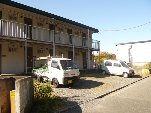 月額11,000円(税込)の敷地内平置駐車場