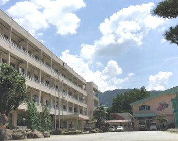 甲州市立勝沼中学校の画像1