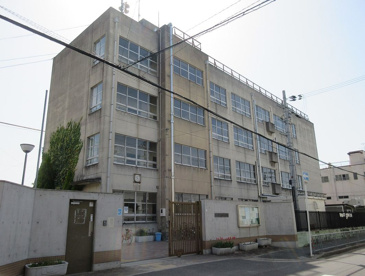 高井田中学校の画像1