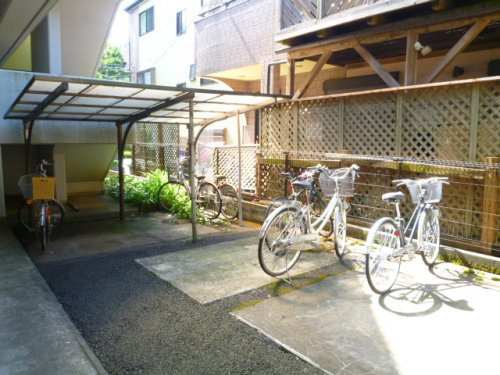 無料の敷地内屋根付き自転車置き場