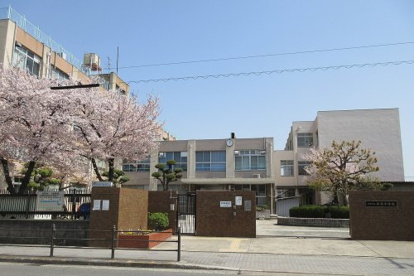 新翼中中学校の画像1