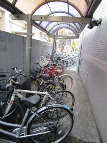 原付は１台相談、バイクは不可の敷地内屋根付き無料駐輪場