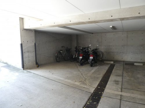 無料の屋内自転車置き場と原付置き場