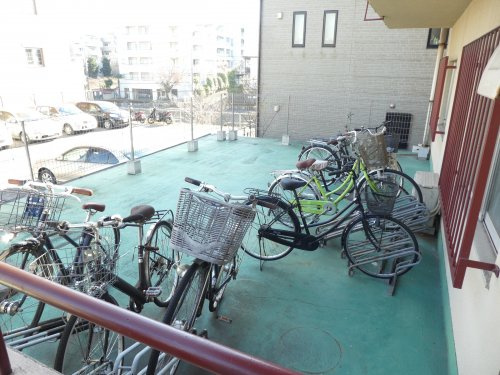1階が女性用、2階が男性用の無料自転車置き場