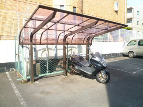 無料の敷地内屋根付きバイク置き場