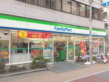 ファミリーマート 新宿御苑駅前店の画像1