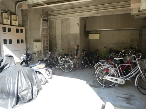 敷地内屋根付き無料駐輪場