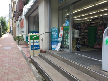ファミリーマート 新宿中央公園店の画像1