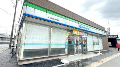 ファミリーマート 平山城址公園駅前店の画像1