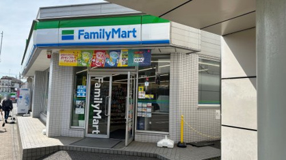 ファミリーマート 玉川上水駅西店の画像1