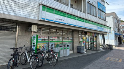 ファミリーマート 玉川上水駅前店の画像1