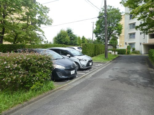 月額6,000円、2台目も月額6,000円の敷地内平置駐車場