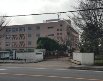 草加市立新栄中学校の画像1