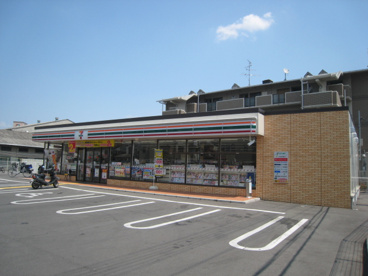 セブンイレブン仁和寺町の画像1