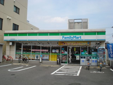 ファミリーマート 桜本町駅前店の画像1