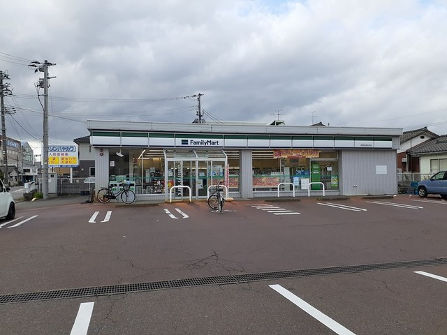 コンビニエンスストア ファミリーマート 新発田高校前店