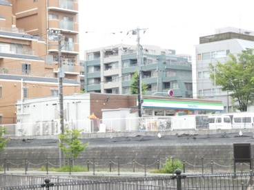 ファミリーマート 秀栄多摩ニュータウン通り店の画像1
