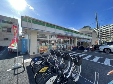 ファミリーマート 東京成徳学園前店の画像1