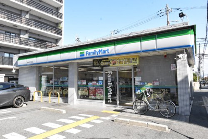 ファミリーマート　長居東三丁目店の画像1