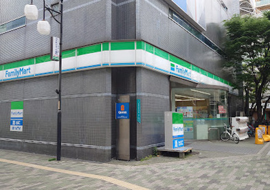 ファミリーマート 弁天町駅前店の画像1