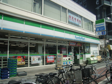ファミリーマート東淀川駅前店の画像1