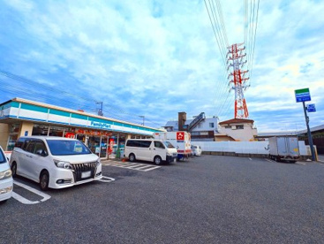 ファミリーマート三園二丁目店の画像1