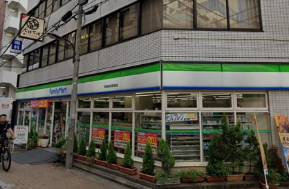 ファミリーマート 新宿御苑駅前店の画像1