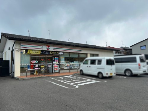 セブンイレブン深草大亀谷店の画像