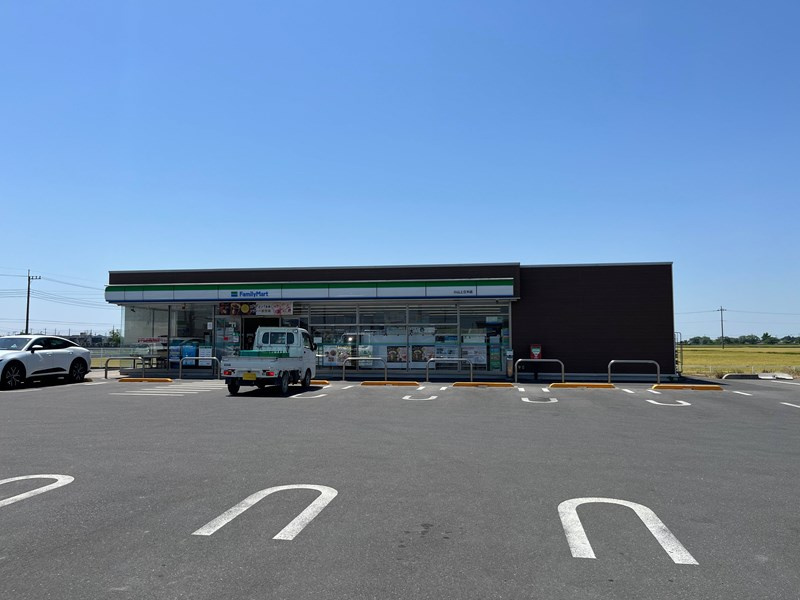 ファミリーマート 小山上立木店の画像