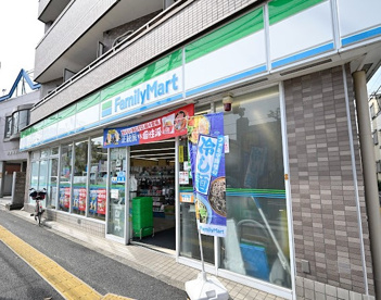 ファミリーマート 上中里三丁目店の画像1
