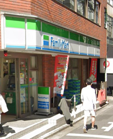 ファミリーマート 新宿四丁目店の画像1