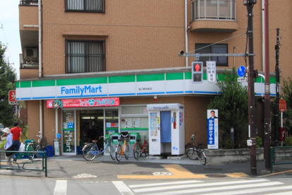 ファミリーマート狛江東和泉店の画像1